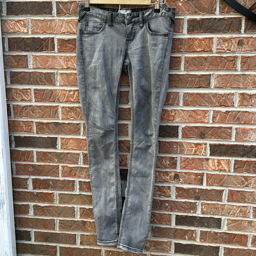 FP: Grey washed skinny jeans